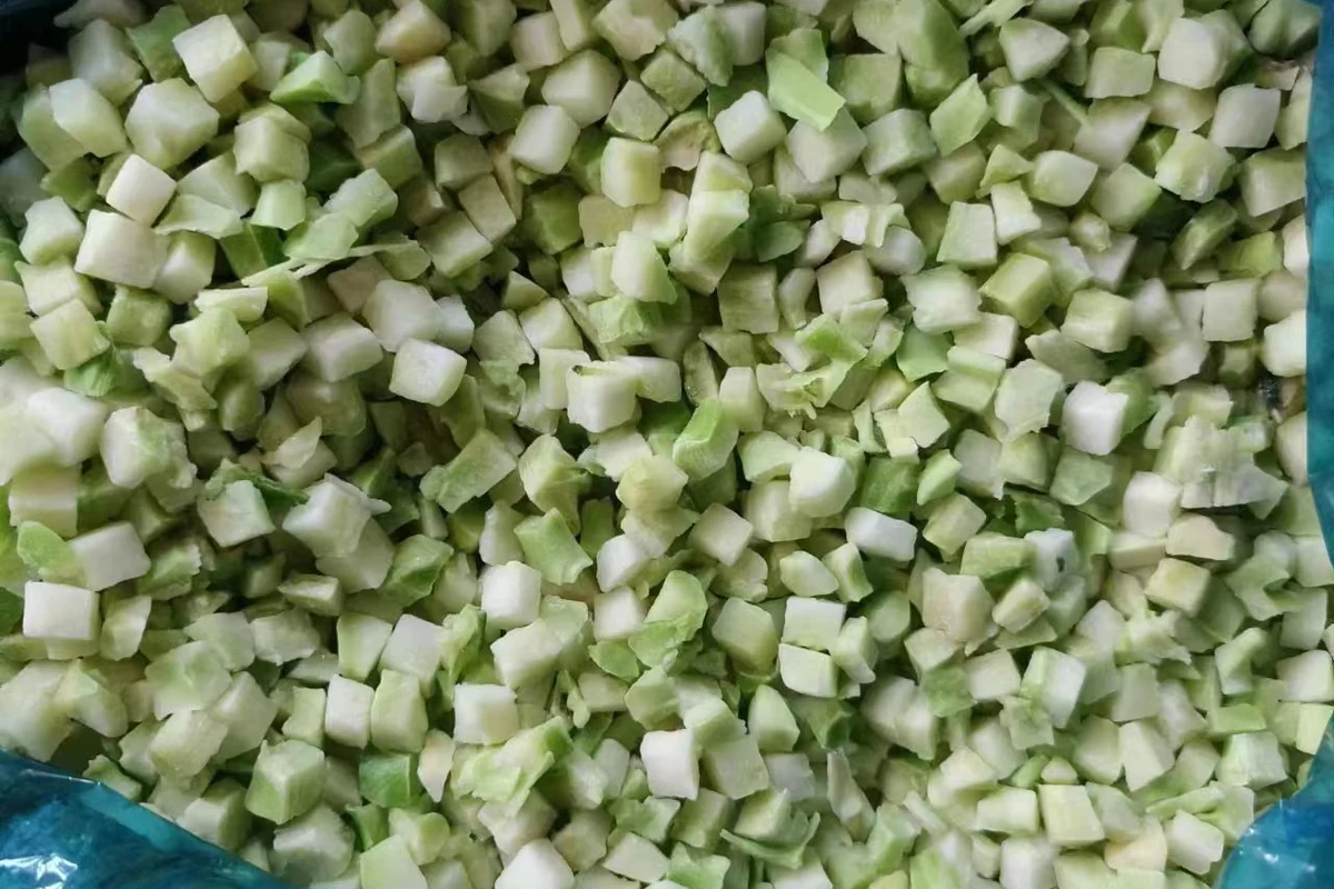 Исходная фотография продукта: нарезанные стебли брокколи Нарезанные стебли брокколи в пакете с синим вкладышем