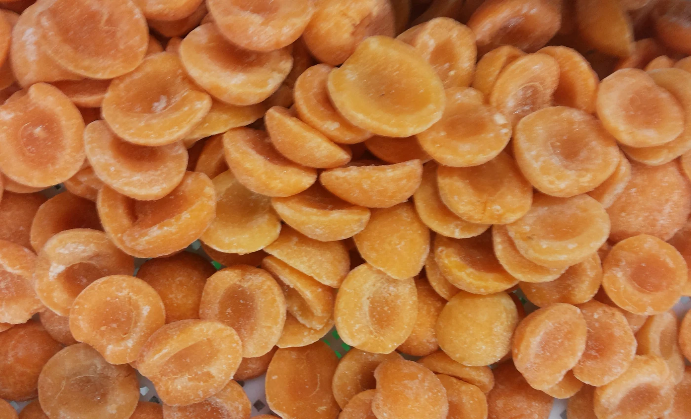 Frozen apricot halves for maturity trials Frozen apricot halves with orange flesh and skin establish the fruit form for a ripeness comparison