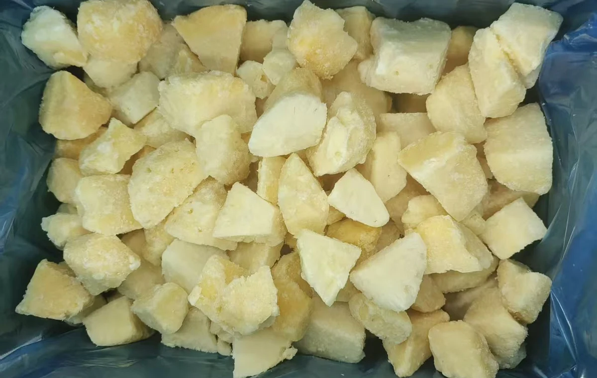 Formato de piezas de piña congelada Fotografía original sin marca de piezas de piña congelada en una bolsa alimentaria azul