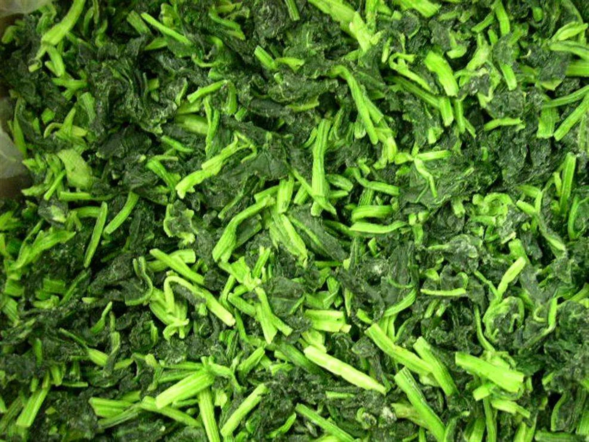 Periksa bentuk bayam cincang lepas Tampilan dekat daun dan tangkai bayam cincang lepas