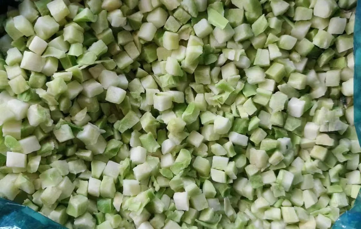 Formato de producto de dados de tallo de brócoli congelados Vista original cercana sin marca de dados de tallo de brócoli congelados en una bolsa alimentaria azul