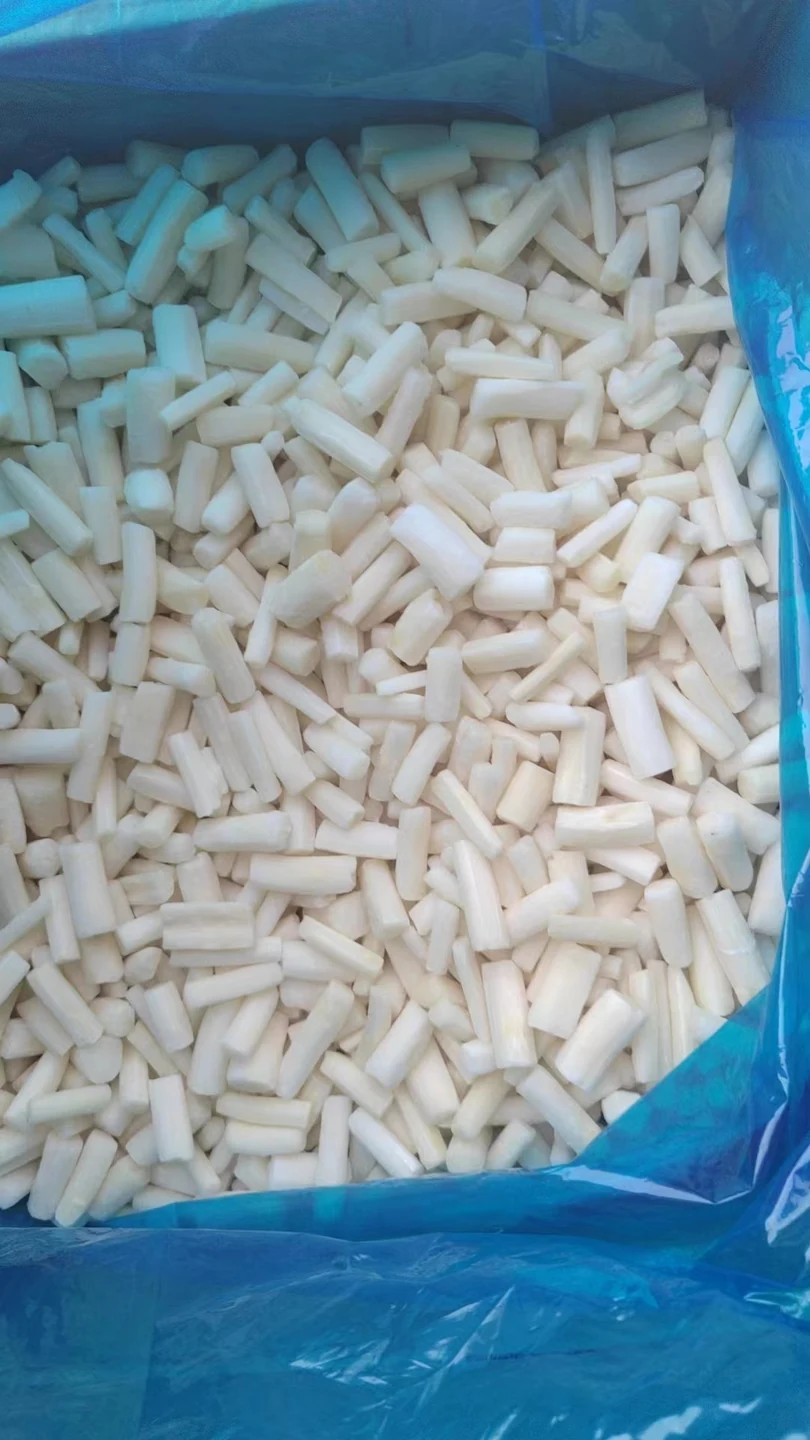 Distinguish the cut-segment form White asparagus cut segments inside a clear blue-tinted liner reveal their separate cut ends