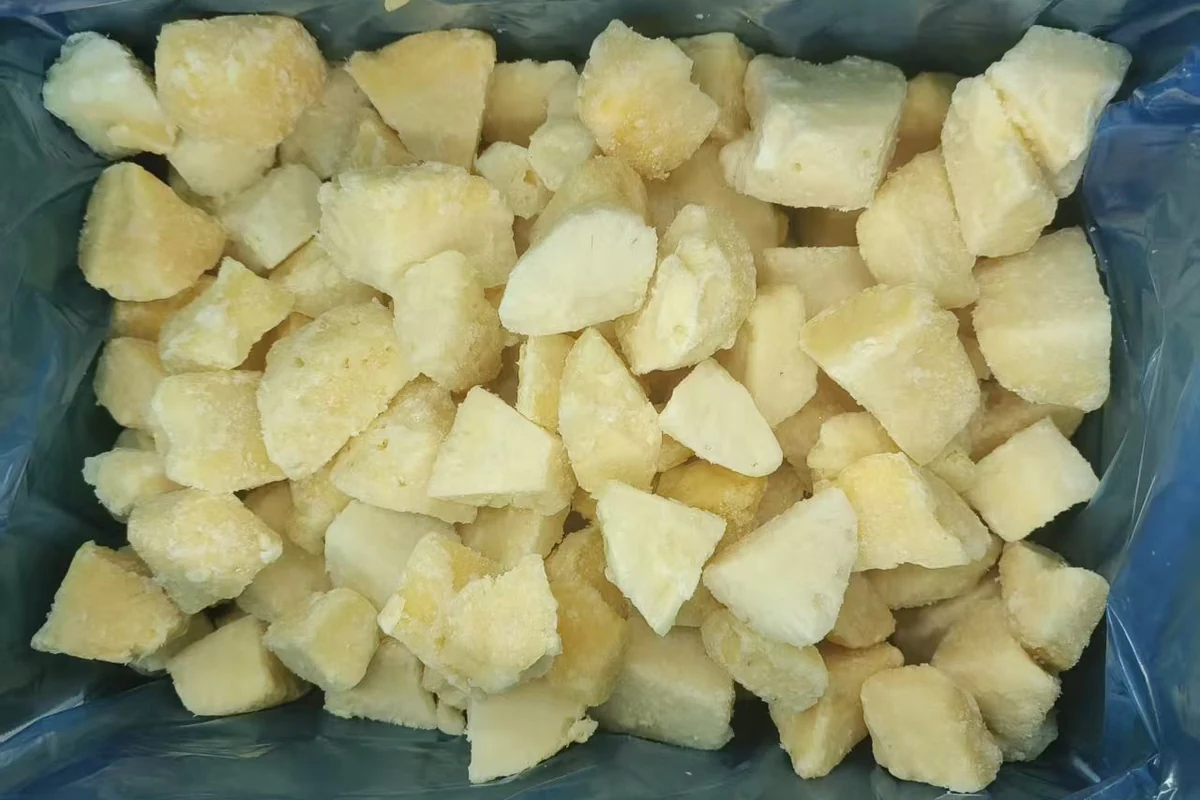 Piezas de piña congelada en una bolsa con revestimiento azul