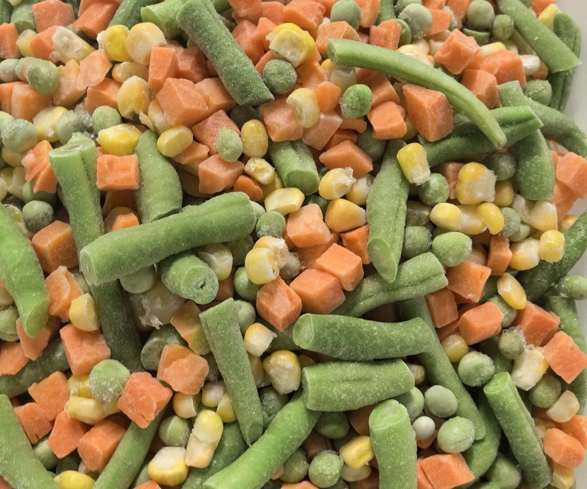 Review the pea contribution in the intended mixture Peas with green bean cuts, carrot pieces and corn in an unmarked white container