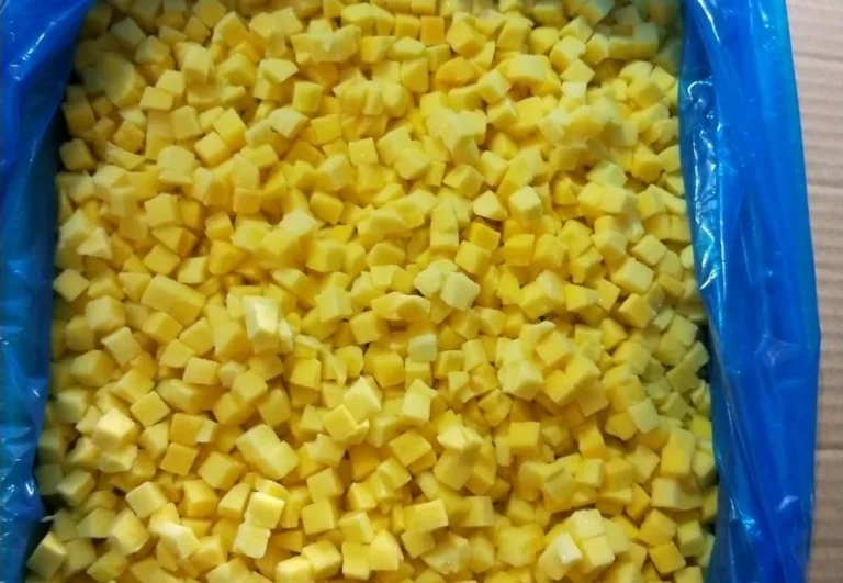 Dados amarillos de mango en un recipiente sin marca con bolsa interior azul