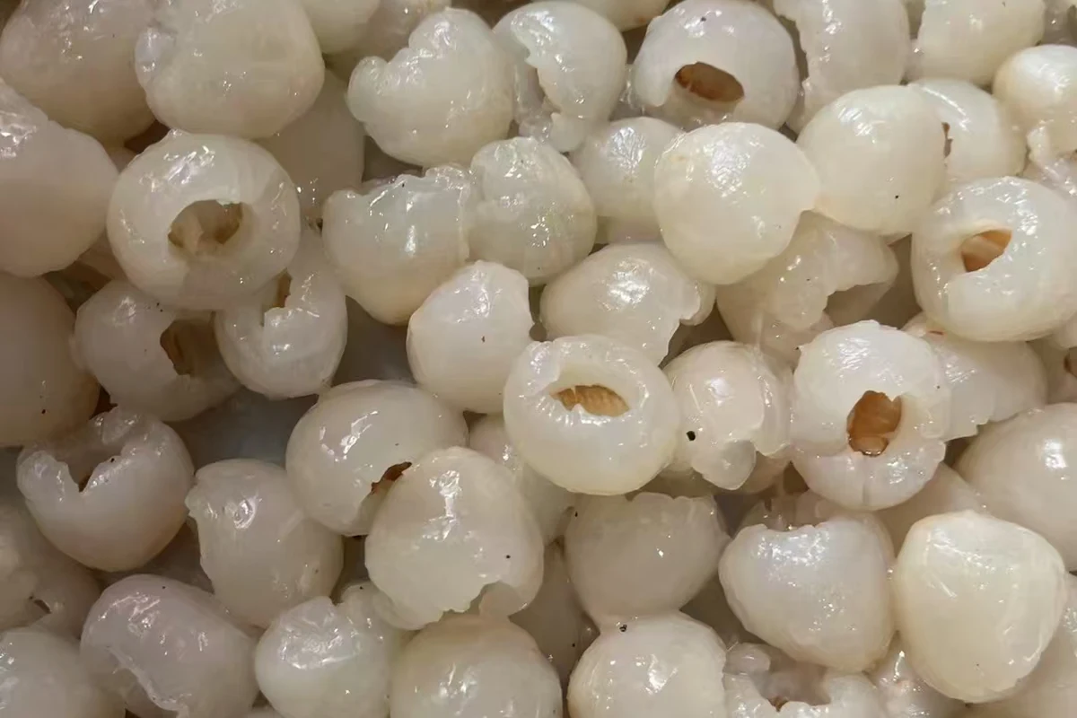 Superficie de la pulpa de lichi después de la manipulación Pulpa húmeda de lichi pelada con cavidades abiertas y bordes irregulares