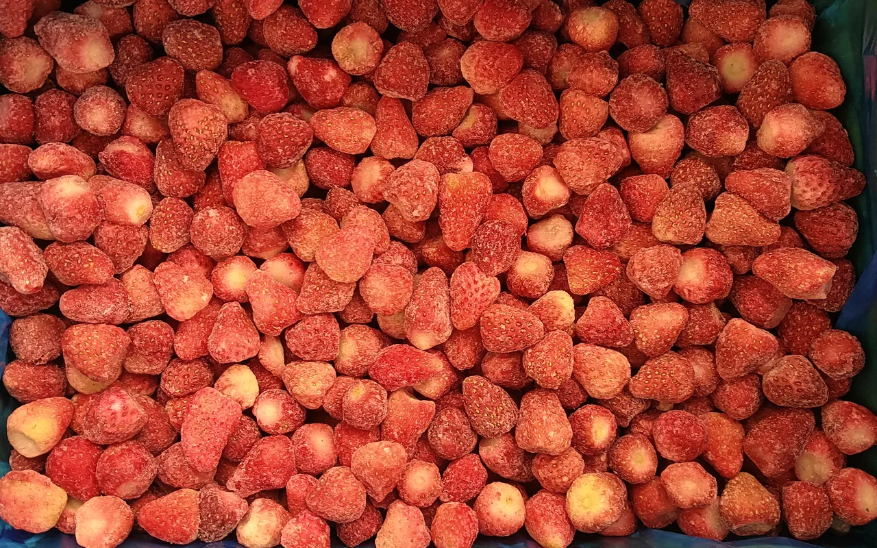 Dâu tây đông lạnh nguyên quả cho thấy miếng nhận ra được trước khi nấu compote