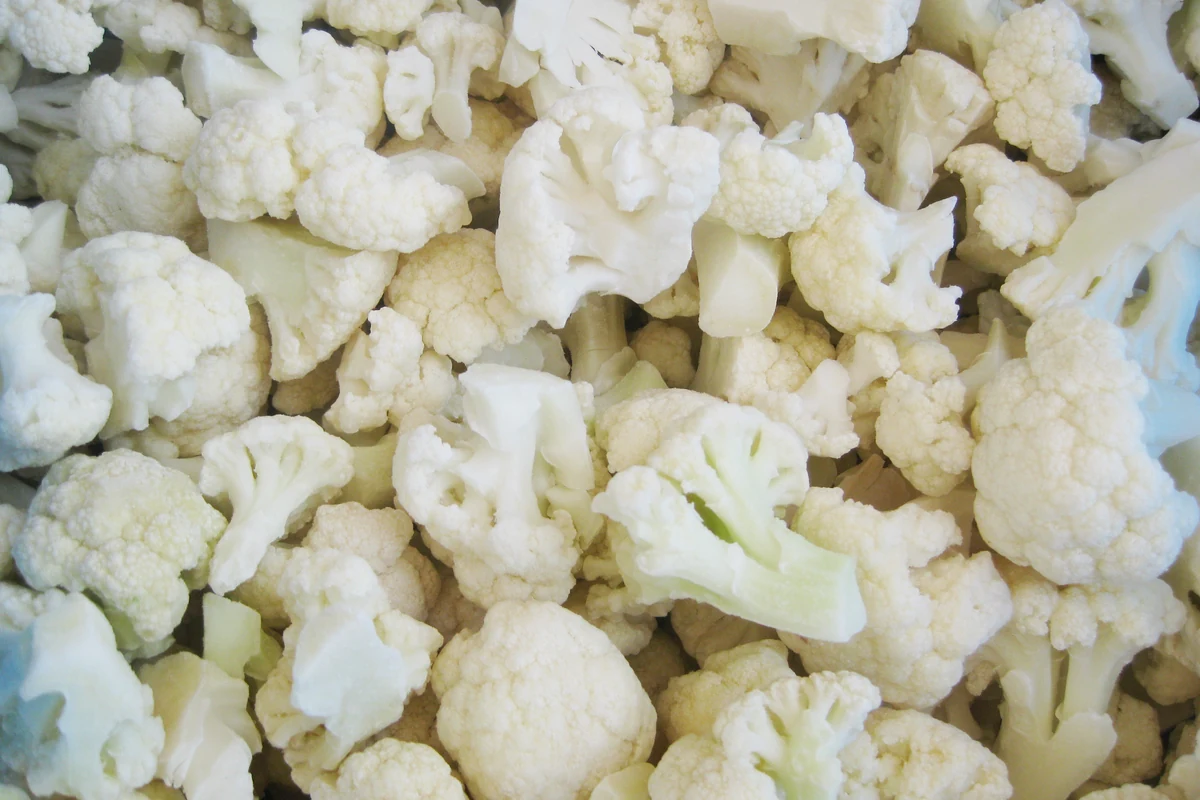 Primer plano de floretes de coliflor pálidos y diferenciados, con tallos variados