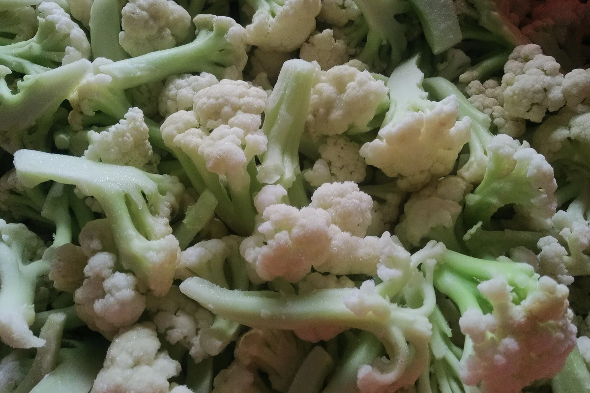 Floretes de coliflor congelada con tallos y cabezas visibles antes de la cocción