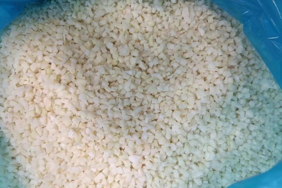 Gránulos congelados de arroz de coliflor en bolsa interior azul abierta