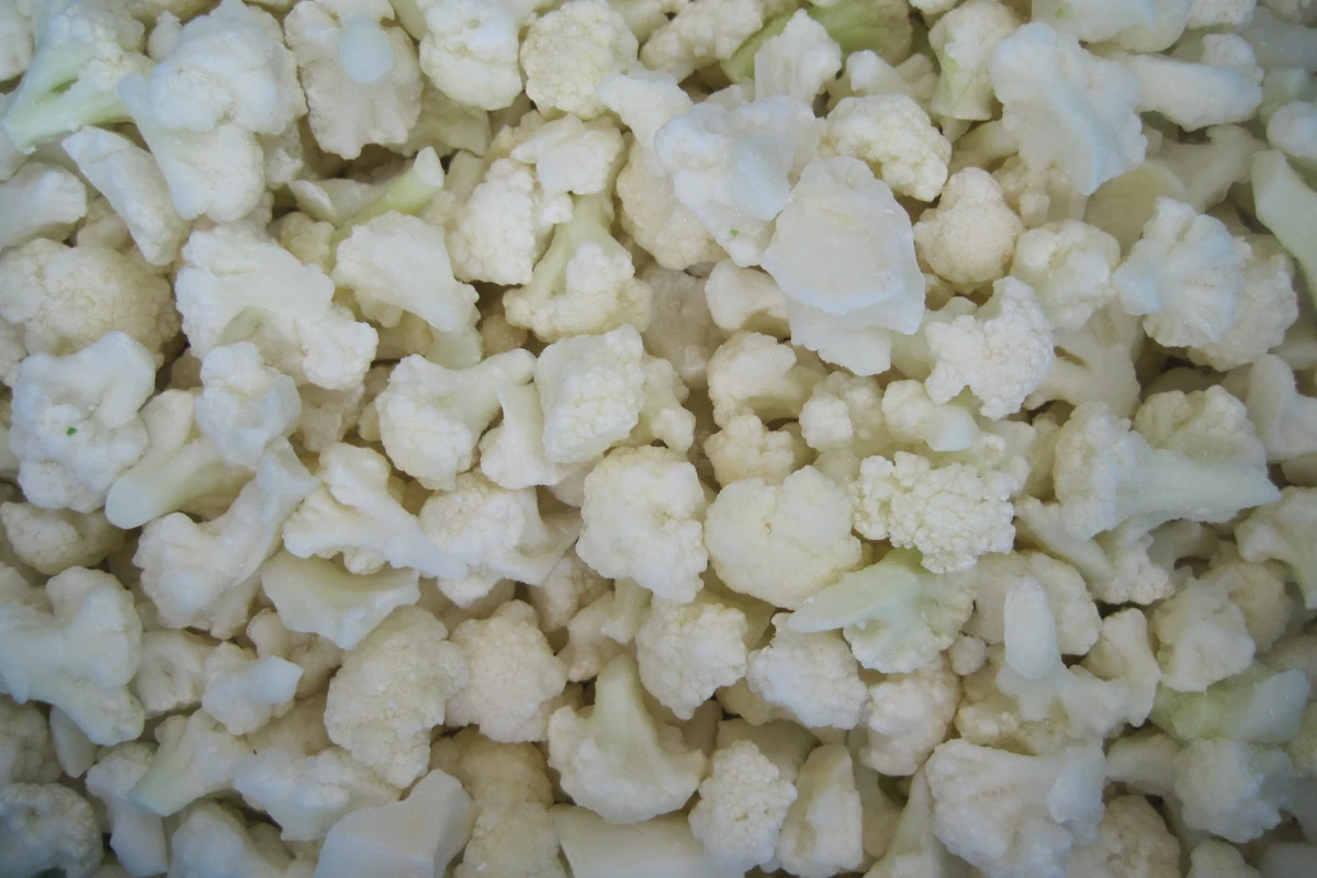 Primer plano de pequeños floretes de coliflor congelada agrupados